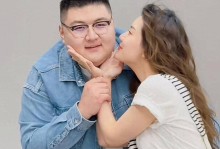 离婚仅半年网红猴哥新恋情曝光！上海街头亲密照流出颜值身材不输前妻何钰欣